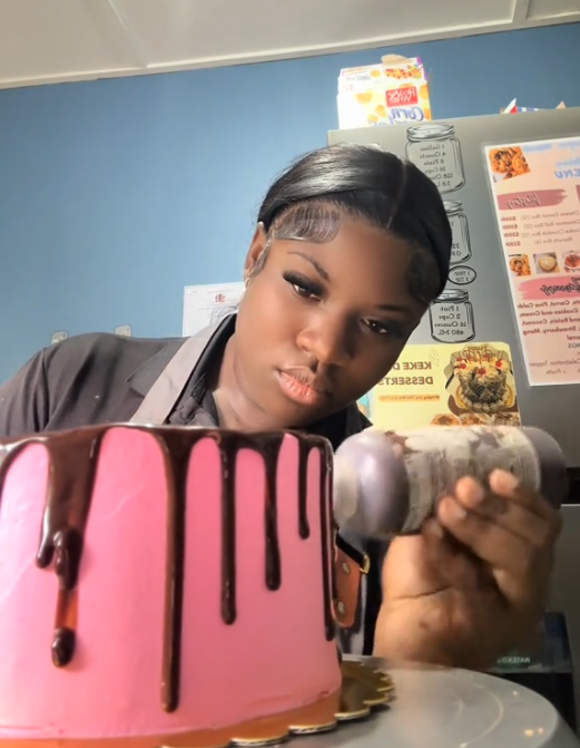 keke decorating cake